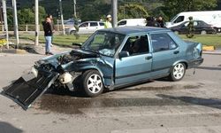 Karabük'te hafif ticari araç ile otomobilin çarpıştığı kazada 2 kişi yaralandı
