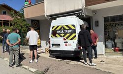 Karabük'te kontrolden çıkan öğrenci servisi iş yerine girdi