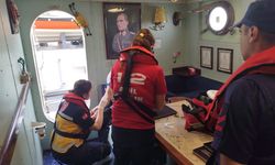 Karadeniz'de rahatsızlanan gemi personeli hastaneye ulaştırıldı