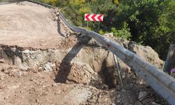Kastamonu'da Cide-İnebolu kara yolu heyelan nedeniyle ulaşıma kapandı