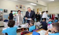 Samsun'da "Tarih Yazan Çocuklar Projesi" kapsamında öğrencilere kitap dağıtıldı