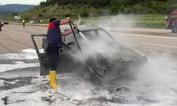 Sinop'ta seyir halindeki otomobil yandı