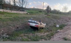 Tokat'ta şarampole devrilen otomobildeki 2 kişi yaralandı