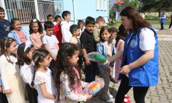 Tokat'ta üniversite öğrencileri, yaptıkları oyuncak ve takıları köy okulunda dağıttı