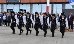 Trabzon ile Taşkent arasında başlatılan uçak seferlerinin ilk yolcuları geldi