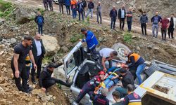 Trabzon'da şarampole devrilen kamyonun sürücüsü yaralandı