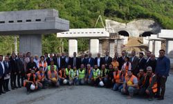 Ulaştırma ve Altyapı Bakanı Uraloğlu, Trabzon'da partisinin il danışma toplantısında konuştu: