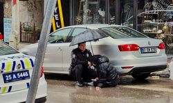 Erzurum'da Polis, yaralanan yayanın başında "ıslanmasın" diye şemsiyeyle bekledi (2)