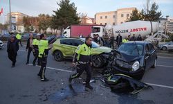 Erzurum'da ters yöne girip 2 araca çarpan otomobilin sürücüsü yaralandı