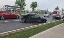Kaldırım ile yön tabelasına çarptı, ölümü ucuz atlattı