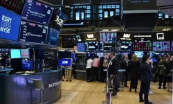 Kredi notu şoku küresel piyasaları sarstı: Dolar düştü Wall Street ve Asya borsaları geriledi