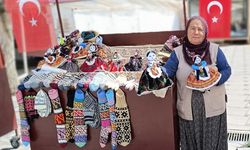 42 yıldır sattığı bez bebekler için 5 dil öğrendi