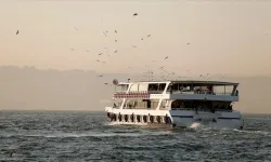 İzmir'de fırtına nedeniyle vapur seferleri iptal edildi