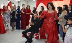 İşitme ve konuşma engelli çiftin kınasında 'sessiz çiftetelli'