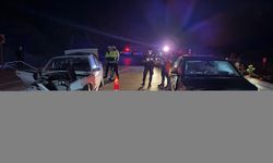 Bartın'da 2 otomobilin çarpıştığı trafik kazasında 1'i ağır, 4 kişi yaralandı