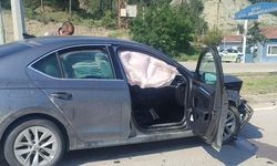 Boyabat'ta iki otomobilin çarpıştığı kazada 2 kişi yaralandı