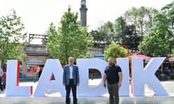Ladik Belediyesi Cumhuriyet Meydanı'na "Ladik" yazılı yerleştirdi
