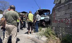 Zonguldak'ta freni arızalanan yolcu minibüsü duvara çarptı, 14 kişi yaralandı