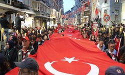 Samsun sahili kırmızı-beyaza büründü