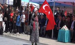 90 yaşındaki kadın, marşlarla bayramı kutladı