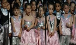 Duygulandıran koro; sahnede çocuklar, salonda babalar