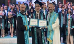 Rize'de mezuniyet coşkusu; 54 yaşında iki ana dalda birinci oldu