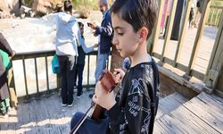 Küçük Kemençeci Mert Ali, Van'ın eşsiz doğa şölenine kemençesiyle eşlik etti