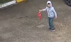 5 yaşındaki Miraç, evden çıkıp yere düşen Türk bayrağını aldı; on anlar kamerada