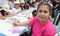 Rize'de feretiko bezinden üretilen çantaları çocuklar renklendirdi
