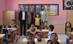 Sınıf başkanı seçilen öğrencinin vaadiyle Kelkit Belediye Başkanı Ünal Yılmaz okula geldi