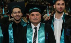 Eski Belediye Başkanının mezuniyet mutluluğu