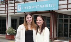 Üçüncü üniversite diplomasını birincilikle alan kadın kızına örnek oldu
