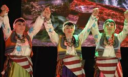 Trabzon'da öğretmenlerden oluşan orkestra ve dans topluluğu sahne aldı