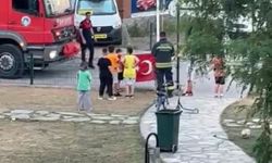 Düşen Türk bayrağına çocuklar sahip çıktı