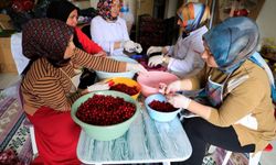 Hem ticaret yapıp hem de yöresel ürün bilgisini geleceğe aktarıyorlar
