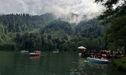 Borçka Karagöl Tabiat Parkı'nda ziyaretçi yoğunluğu yaşanıyor