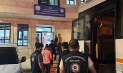 Hopa'da 56 göçmen yakalandı; 3 şüpheliye işlem yapıldı