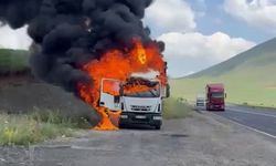 Erzurum'da seyir halindeyken yangın çıkan kamyon kullanılamaz hale geldi