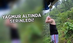 Rize'de vatandaş sağanak altında duş alarak serinledi