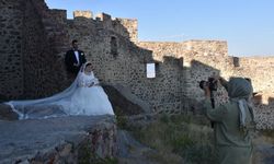 Gümüşhane'nin tarihi Kov Kalesi, özgün atmosferiyle evlenecek çiftler için popüler dış çekim adresi oldu