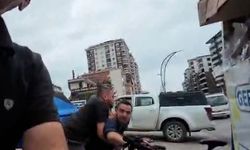 Rize'de otomobilden inen 2 kişinin tartıştıkları bisikletliyi darbettiği anlar kamerada