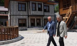 Kültür Eski Bakan Yardımcısı Ahmet Misbah Demircan, Rize Kültür ve Sanat Merkezi'nde İncelemelerde Bulundu