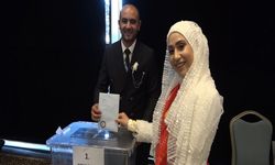 Gelin ve damat, MHP'nin kongresine katıldı