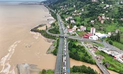 Rize'de yağan şiddetli yağmur sonrası Karadeniz'in rengi değişti