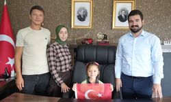 Giresun'da yerdeki Türk bayrağını alarak öpen çocuğa tablet hediye edildi