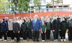Of'ta öğrenciler yeni haftaya bayrak töreniyle başladı