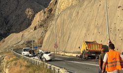 Artvin'de otomobil ile kamyon kafa kafaya çarpıştı; 1 ölü