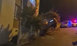 Ordu'da bahçe duvarında askıda kalan otomobilin sürücüsü kaçtı
