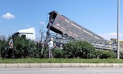 Damperi açık TIR, EDS direğini devirdi