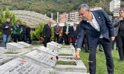 Özgür Özel Şehitliği Ziyaret Etti